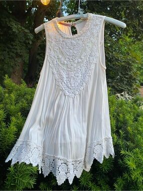 Women's White Crochet Lace Sleeveless Top